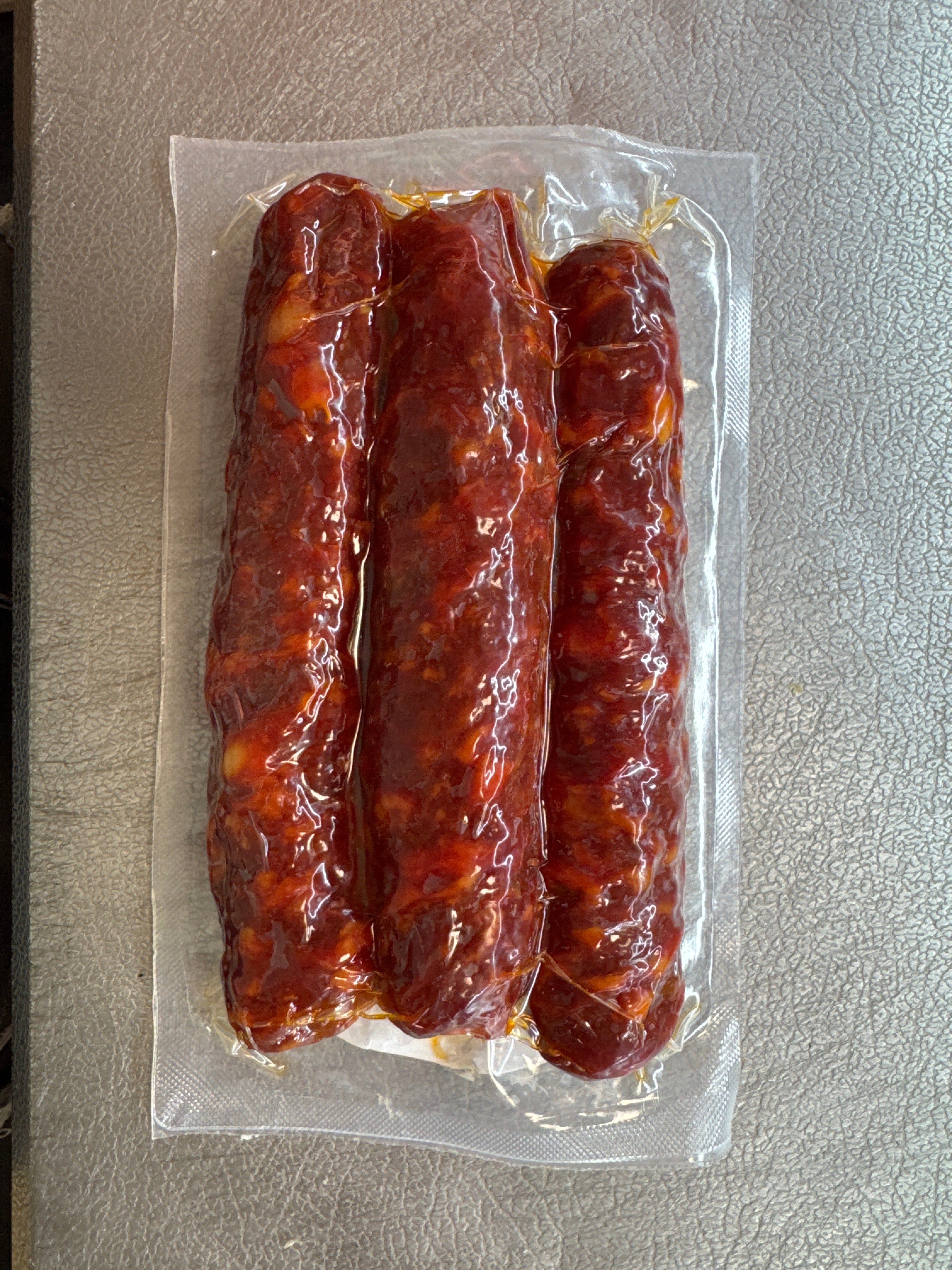 Salsiccia Dolce artigianale salume italiano
	•	Salsiccia Dolce su tagliere con formaggi e pane
	•	Salume italiano Salsiccia Dolce dettaglio etichetta